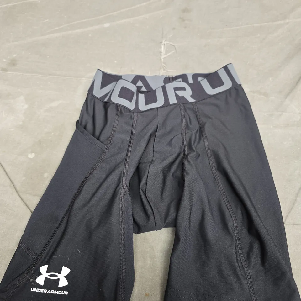 UNDER ARMOUR BLACK ATHLETIC SHORTS – LOGO ON LEG SIZE S