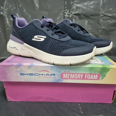 BOXED PAIR OF SKECHERS SKECH-AIR DYNAMIGHT 2.0 LACE UP TRAINERS IN NAVY SIZE 8