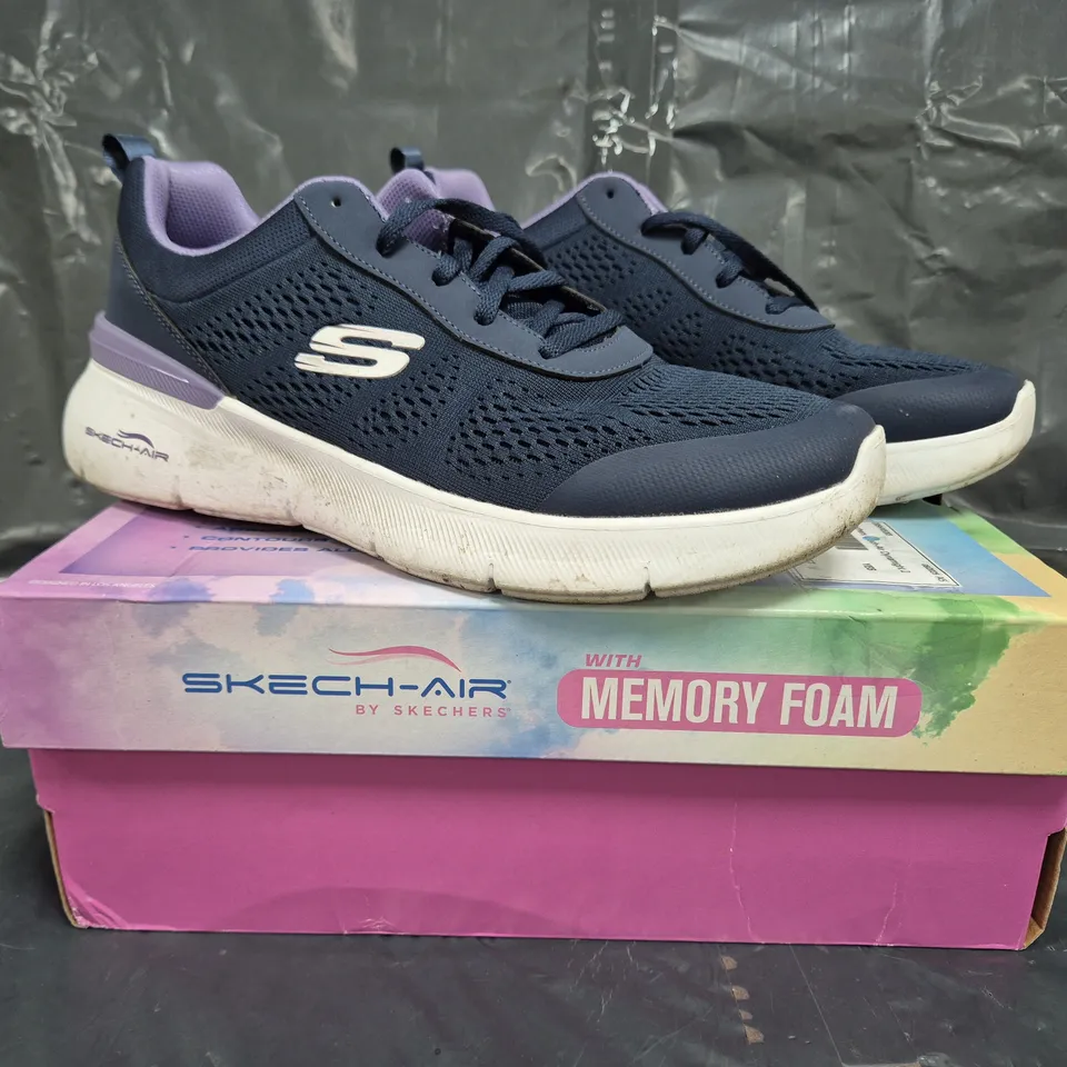 BOXED PAIR OF SKECHERS SKECH-AIR DYNAMIGHT 2.0 LACE UP TRAINERS IN NAVY SIZE 8