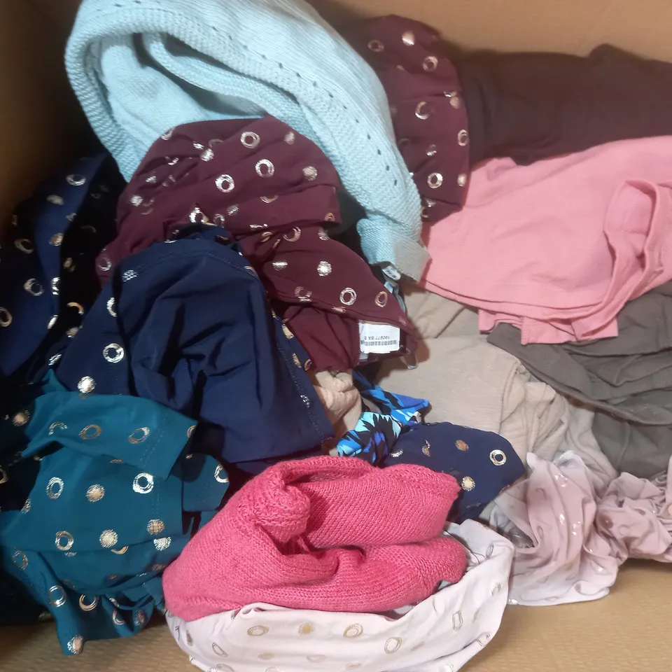 BOX OF APPROXIMATELY 20 ASSORTED CLOTHING AND FASHION ITEMS IN VARIOUS STYLES AND SIZES TO INCLUDE KIM & CO, WHITE STUFF, NINA LEONARD, ETC