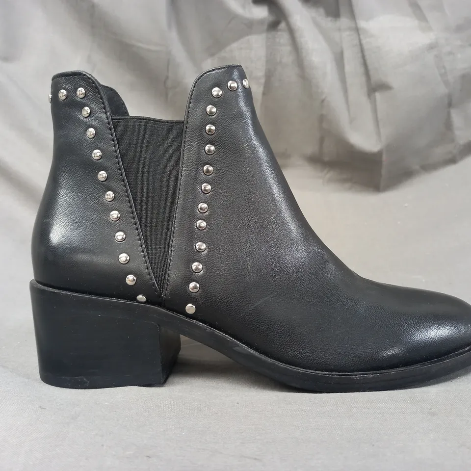 PAIR OF STEVE MADDEN CADE LEATHER ANKLE BOOTS IN BLACK EU SIZE 36
