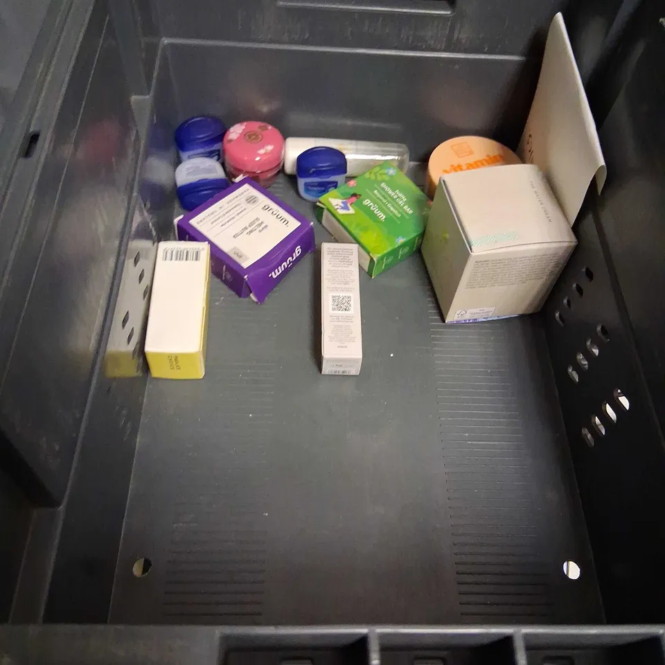 APPROXIMATELY 20 ASSORTED HEALTH AND BEAUTY PRODUCTS TO INCLUDE; RIMMEL, GRUM, MAN CAVE AND ELF