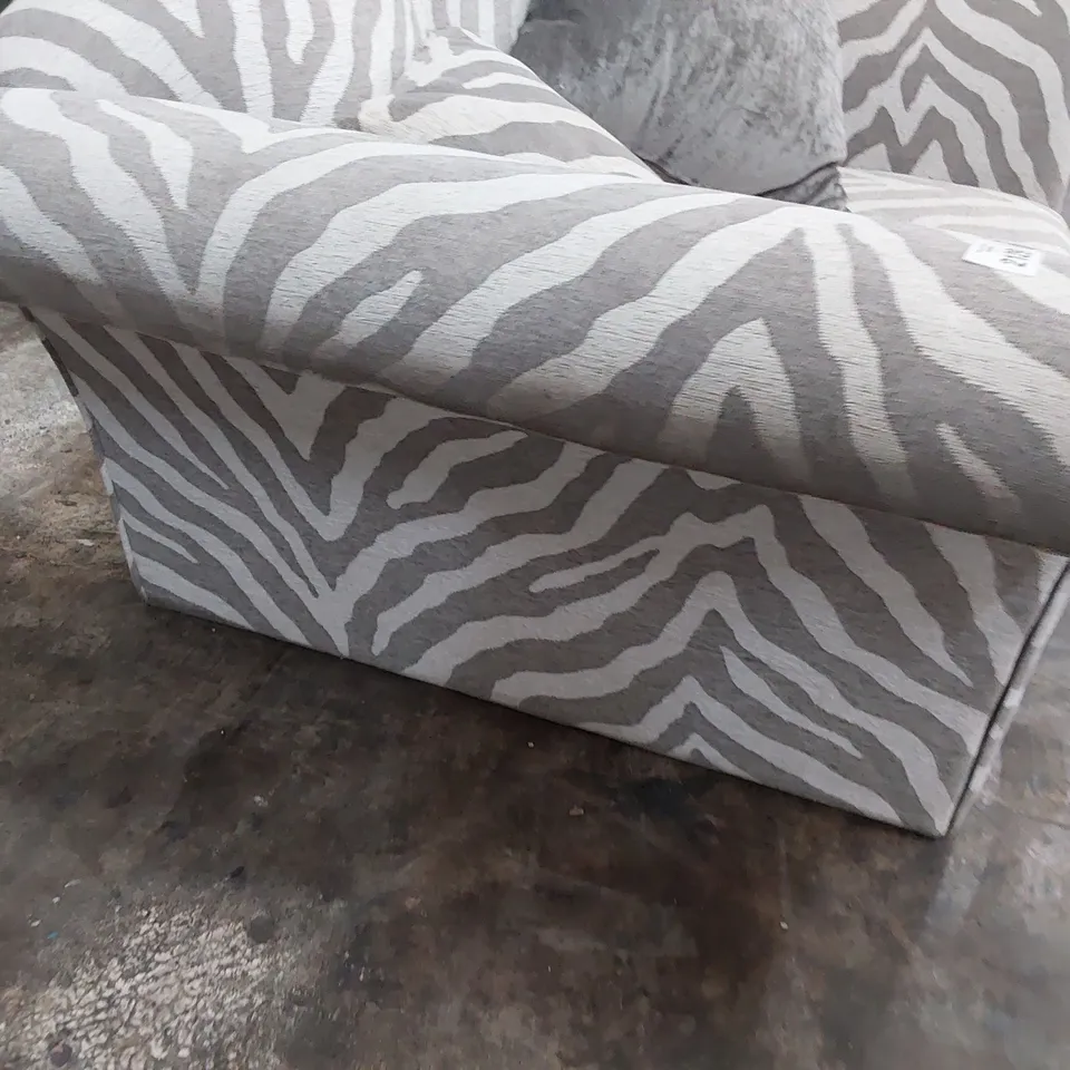 DESIGNER LAZY BOY ZANZIBAR PATTERNED FABRIC CUDDLER CHAIR