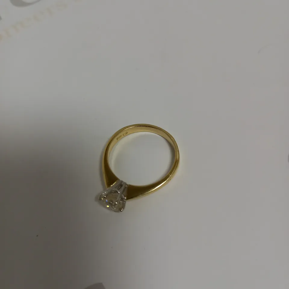 DESIGNER 18CT GOLD SOLITAIRE RING SET WITH A DIAMOND WEIGHING +-1.00CT