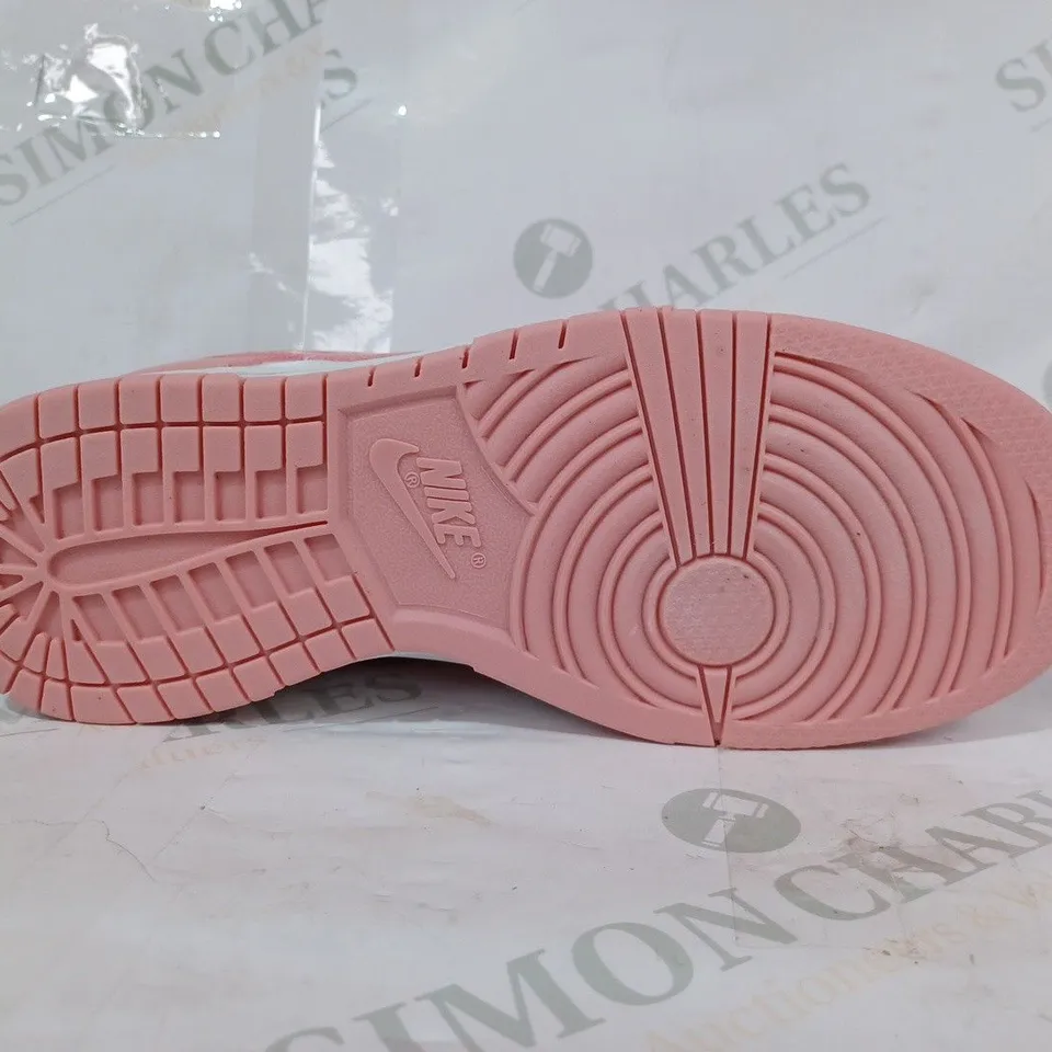 BOXED PAIR OF NIKE TRAINERS IN PINK/WHITE UK SIZE 4.5