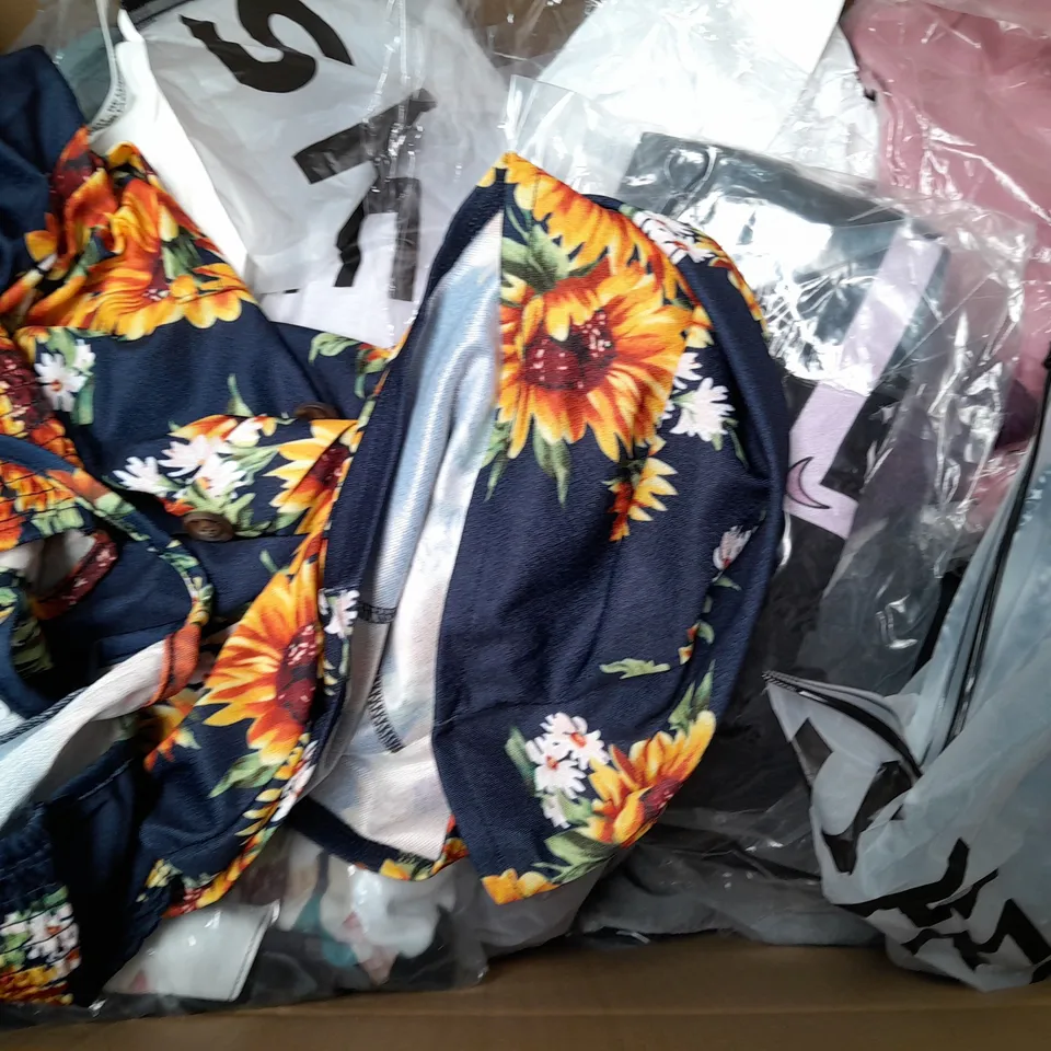 BOX OF APPROXIMATELY 25 ASSORTED CLOTHING ITEMS TO INCLUDE - SCARF , T-SHIRT - POLO SHRIT ETC