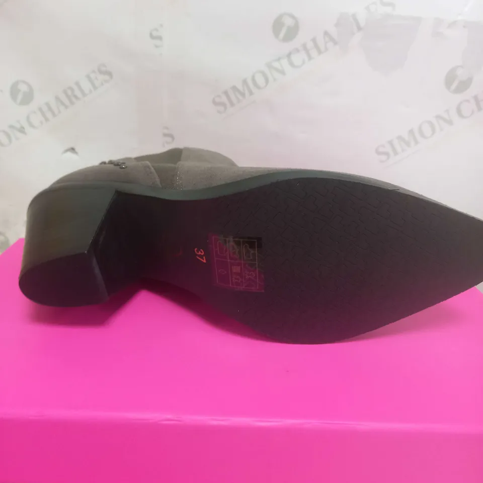 BOXED PAIR OF DANNII MINOGUE WESTERN ANKLE BOOTS IN TAUPE SUEDE SIZE 4