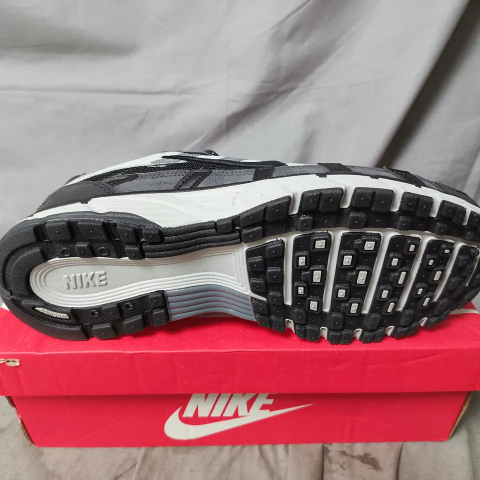 BOXED PAIR OF NIKE P-6000 TRAINERS IN GREY - UK 9