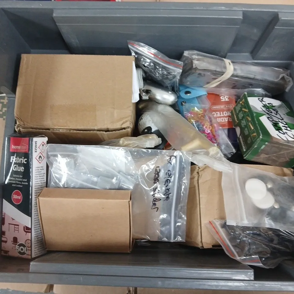 APPROXIMATELY 15 ASSORTED HOUSEHOLD PRODUCTS TO INCLUDE COLLAPSABLE COFFEE CUP, TRADING CARDS PROTECTOR, WASHABLE HAIR STICKING MACHINE ETC 