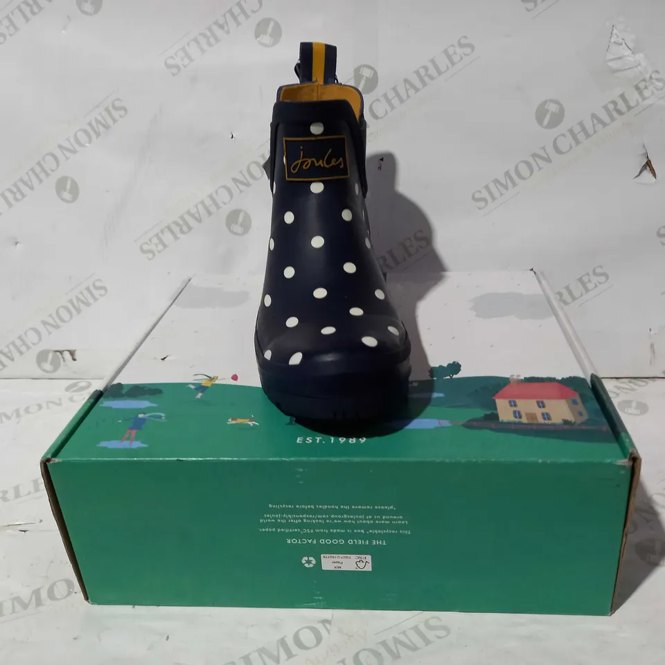 BOXED PAIR OF JOULES WELLIBOBS IN NAVY W. WHITE SPOT PATTERN UK SIZE 6