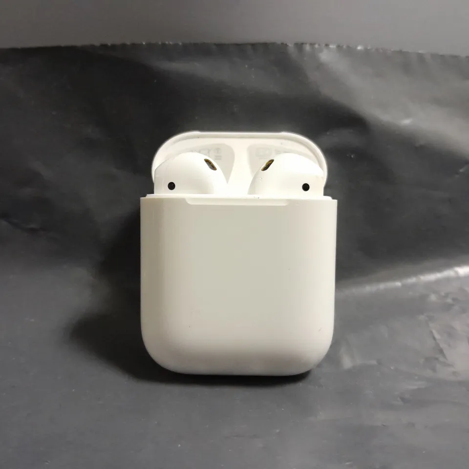  BOXED APPLE AIRPODS 1ST GENERATION IN WHITE A1602