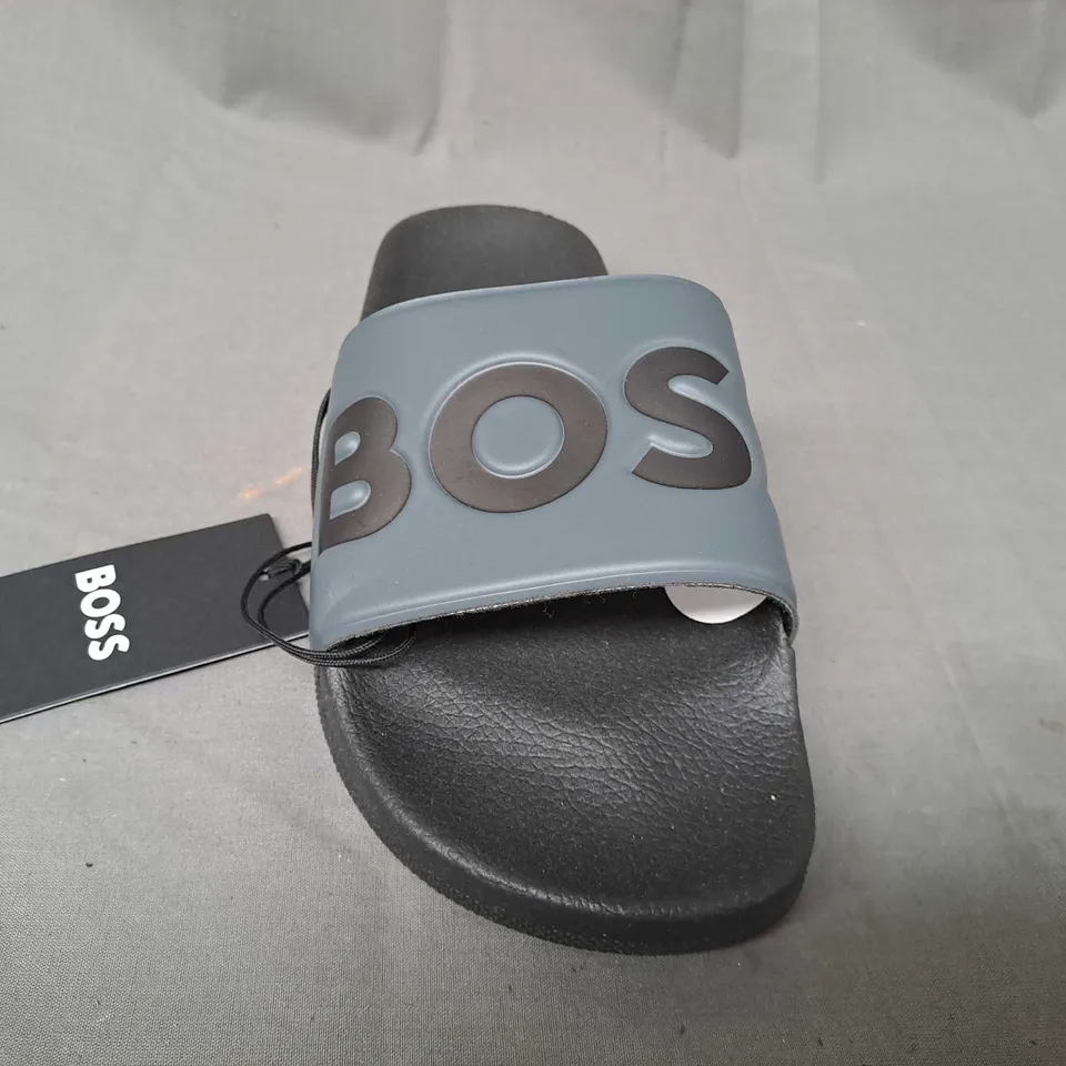 PAIR OF BOSS SLIDERS IN BLACK/GREY EU SIZE 43