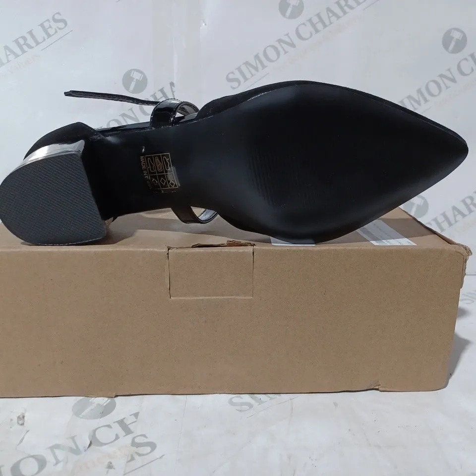 BOXED PAIR OF WALLIS LOW HEEL POINTED TOE SHOES IN BLACK SIZE 7