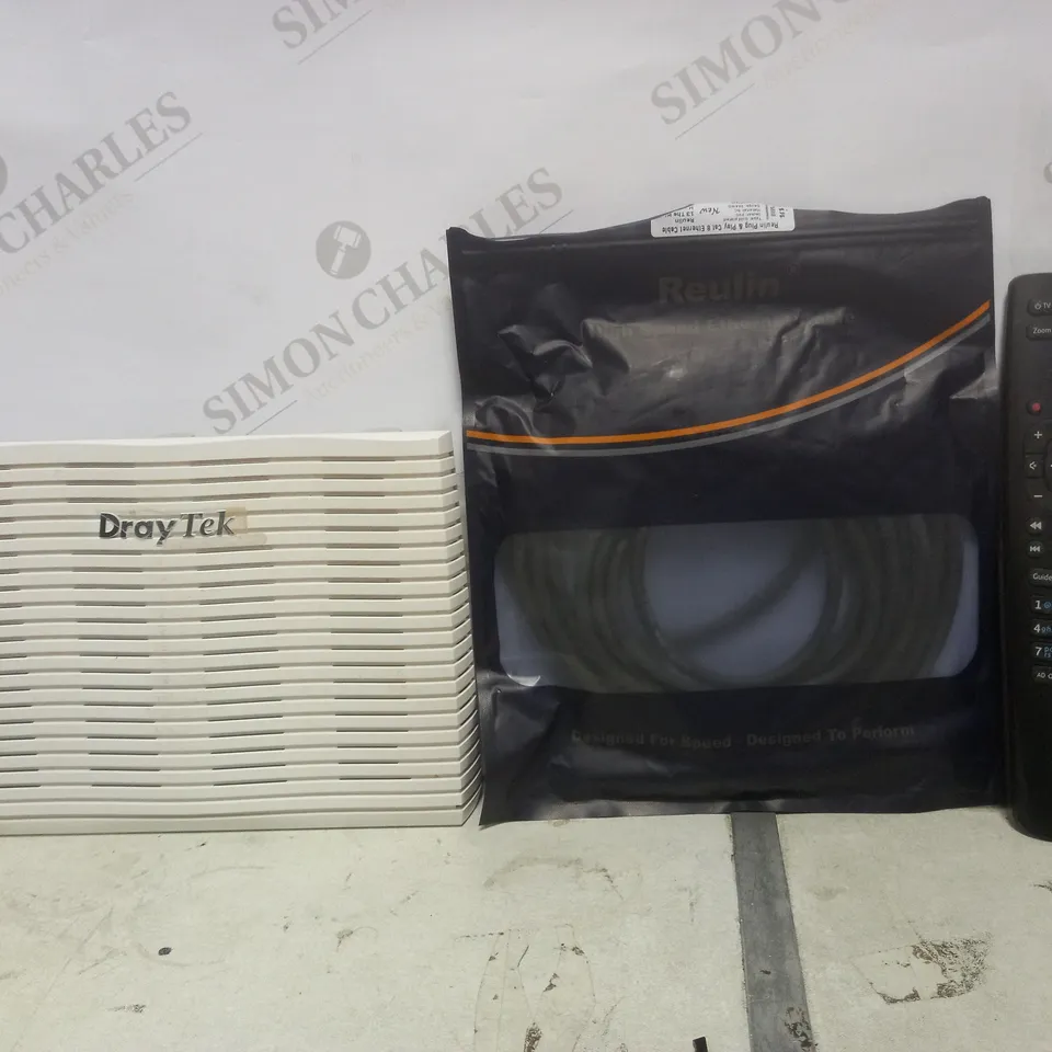 BOX OF APPROXIMATELY 9 ASSORTED ITEMS TO INCLUDE - BT TV REMOTE - REULIN ETHERNET CABLE - DRAYTEK VIGOR2862 ETC