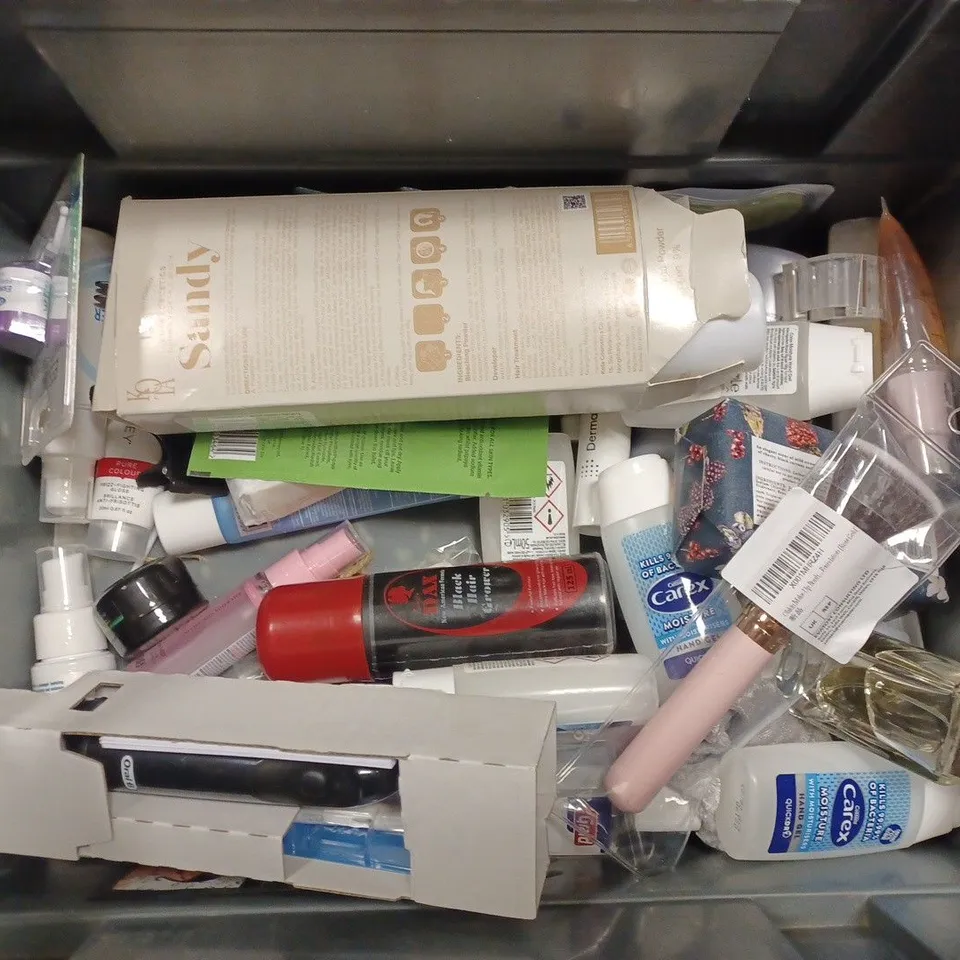 BOX OF APPROX 25 ASSORTED HEALTH AND BEAUTY ITEMS TO INCLUDE - INGRAMS MOISTURE PLUS - PUREOLOGY STRENGTH CURE BLONDE - NARS BLUSH ECT 