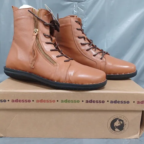 BOXED PAIR OF ADESSO BOOTS IN TAN SIZE 8