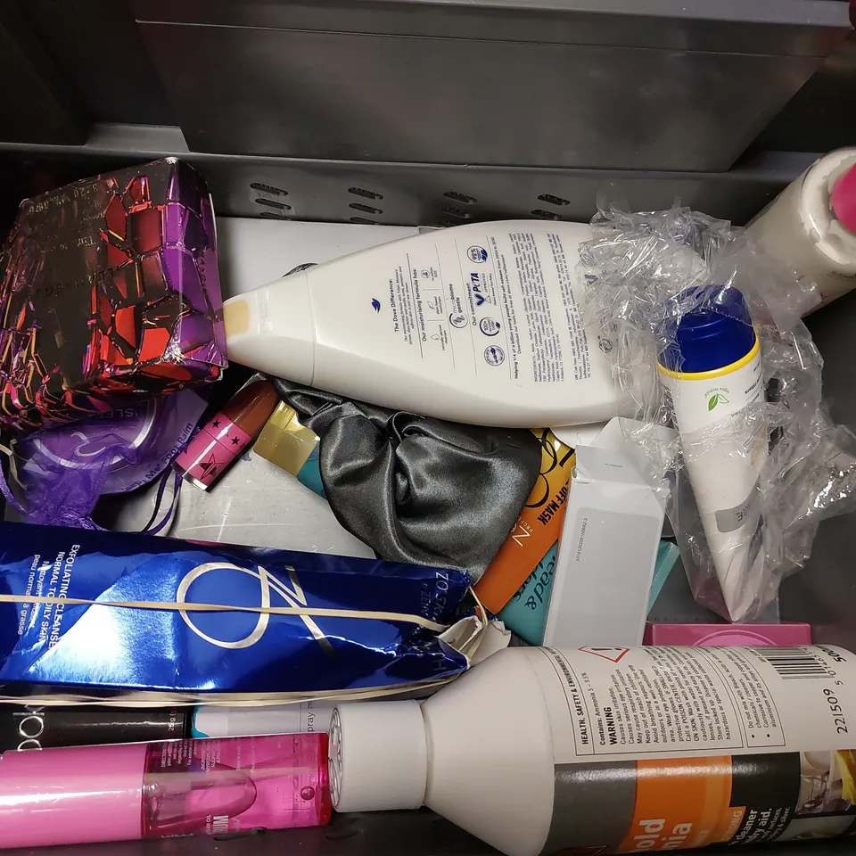 BOX OF APPROX 15 COSMETIC ITEMS TO INCLUDE COABE MAKEUP BRUSH SHAMPOO, SHEIN SLOW SUNDAY BATH ESSENTIALS, HOTEL COLLECTION NO.3 CANDLE