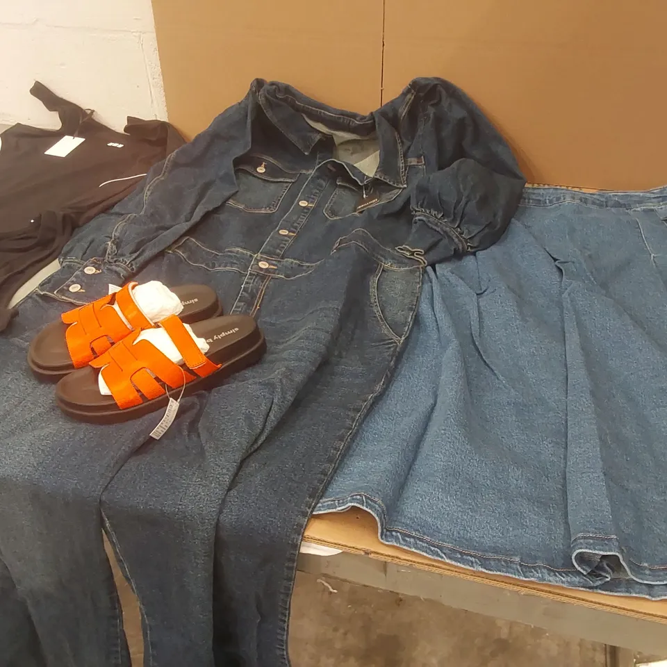 PALLET CONTAINING APPROXIMATELY 250x BRAND NEW ASSORTED DESIGNER CLOTHING ITEMS INCLUDING: SIMPLY BE PARRY WIDE SHOES, JD WILLIAMS PLEAT SKIRTS, JD WILLIAMS DENIM JUMPSUITS, SIMPLY BE PIPING VESTS, SI