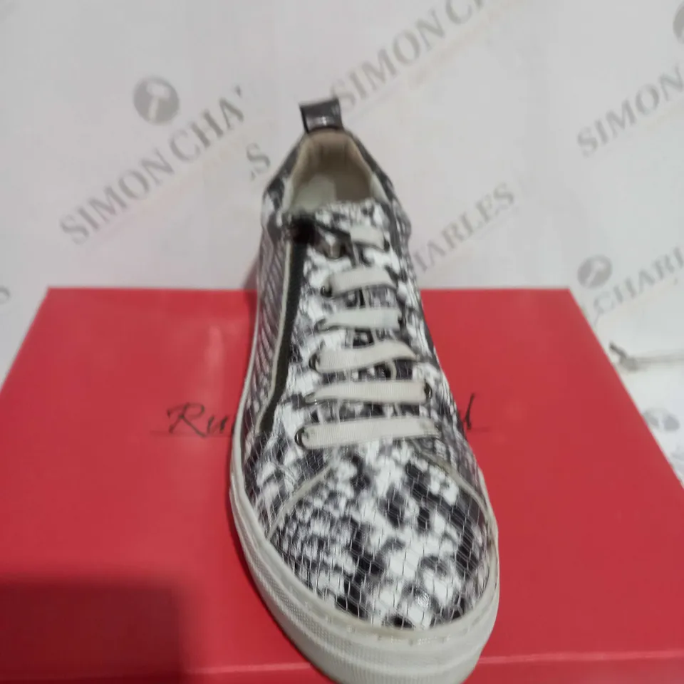 RUTH LANGSFORD WHITE/SNAKE PRINT SIZE - UK SIZE 6