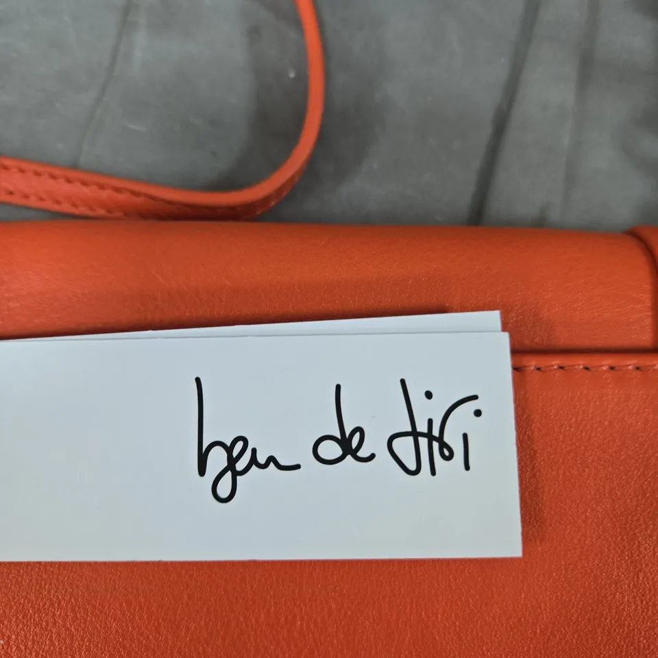 BEN DE LISI ORANGE LEATHER HANDBAG WITH LONG CROSSBODY STRAP 