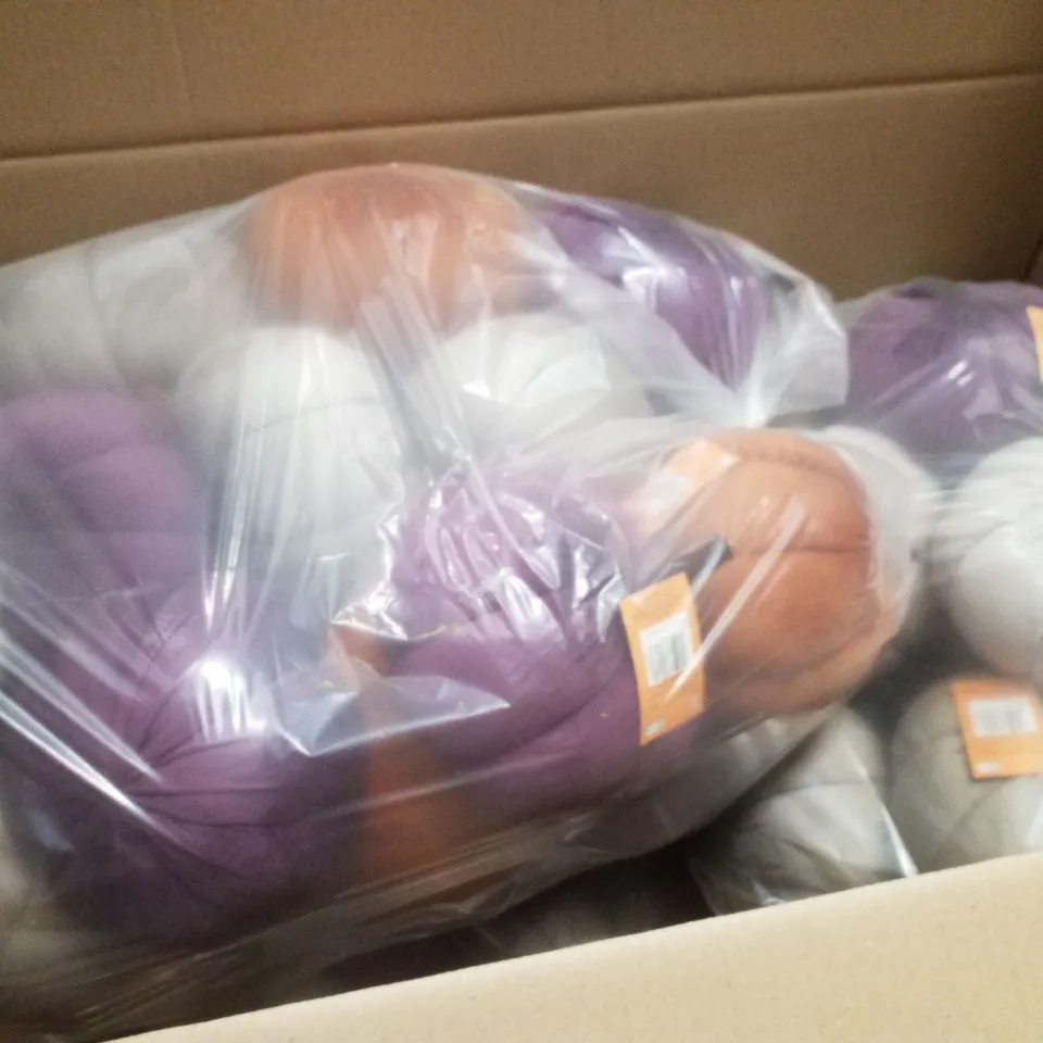 PALLET CONTAINING LARGE QUANTITY OF PLUSH PUMPKINS