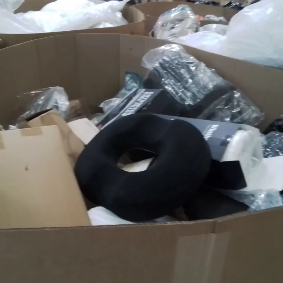 PALLET CONTAINING A LARGE QUANTITY OF PILLOWS 