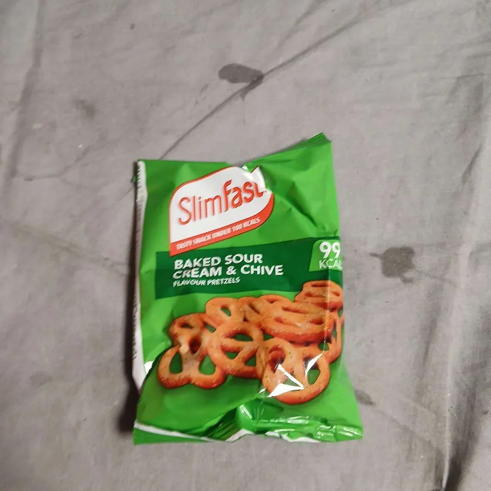 BOX OF APPROX 20 SLMIFAST BAKED SOUR CREAM AND CHIVE PRETZELS