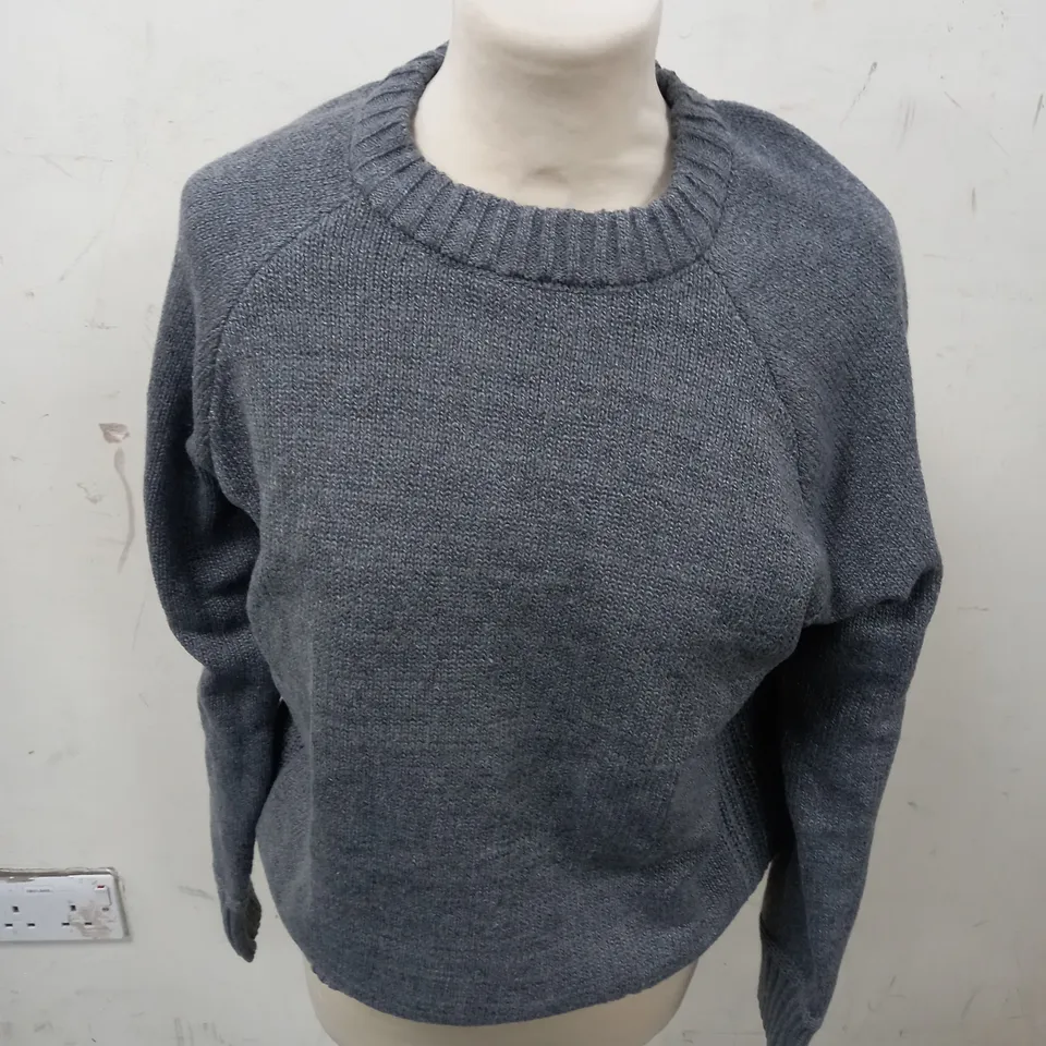 DESIGNER KNITTED GREY SWEATSHIRT WITH ELBOW PATCHES - SIZE UNSPECIFIED 