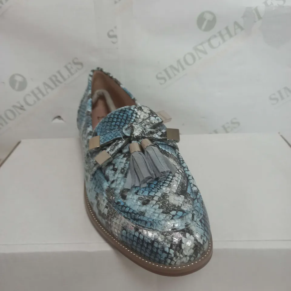 BOXED PAIR OF MODA IN PELLE SHOES IN DENIM SNAKE SIZE 7