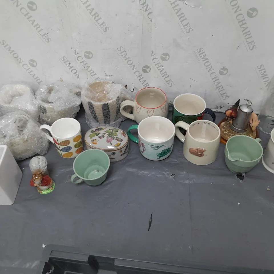 TOTE OF APPROX 10 HOUSEHOLD ITEMS TOO INCLUDE MUGS, MANTLE DECOR, AND JEWELLERY BOX ETC. 