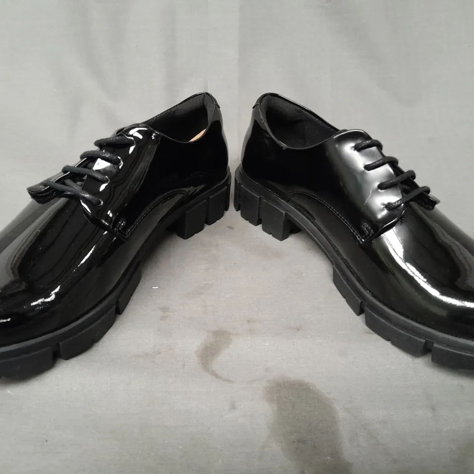 BOXED PAIR OF CLARKS LACE-UP SHOES IN GLOSSY BLACK UK SIZE 7