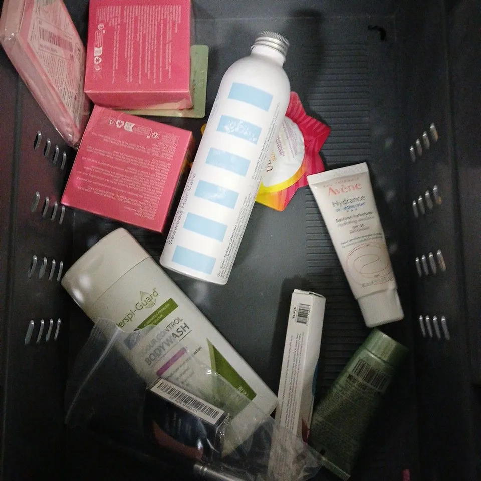 APPROXIMATELY 20 ASSORTED HEALTH & BEAUTY PRODUCTS TO INCLUDE [IXI BROW TAMER, ELFBROW LIFT, GIVE ME HYALURONIC ACID SERUM, ETC