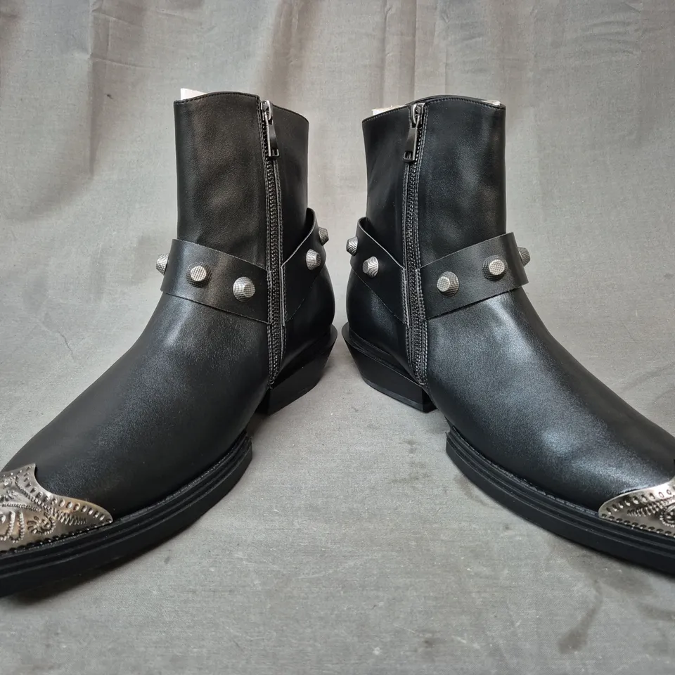 BOXED PAIR OF KOI SOULRENDER MEN'S HARDWARE COWBOY BOOTS IN BLACK/ANTIQUE SILVER UK SIZE 9