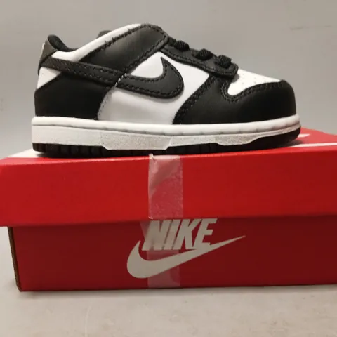 BOXED PAIR OF NIKE DUNK LOW KIDS SHOES IN BLACK/WHITE UK SIZE 6.5