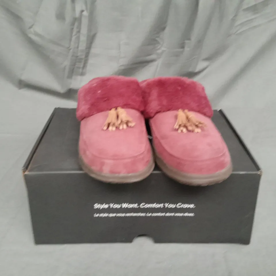 BOXED PAIR OF VIONIC PERRIN SLIPPERS IN SHIRAZ SIZE 7 