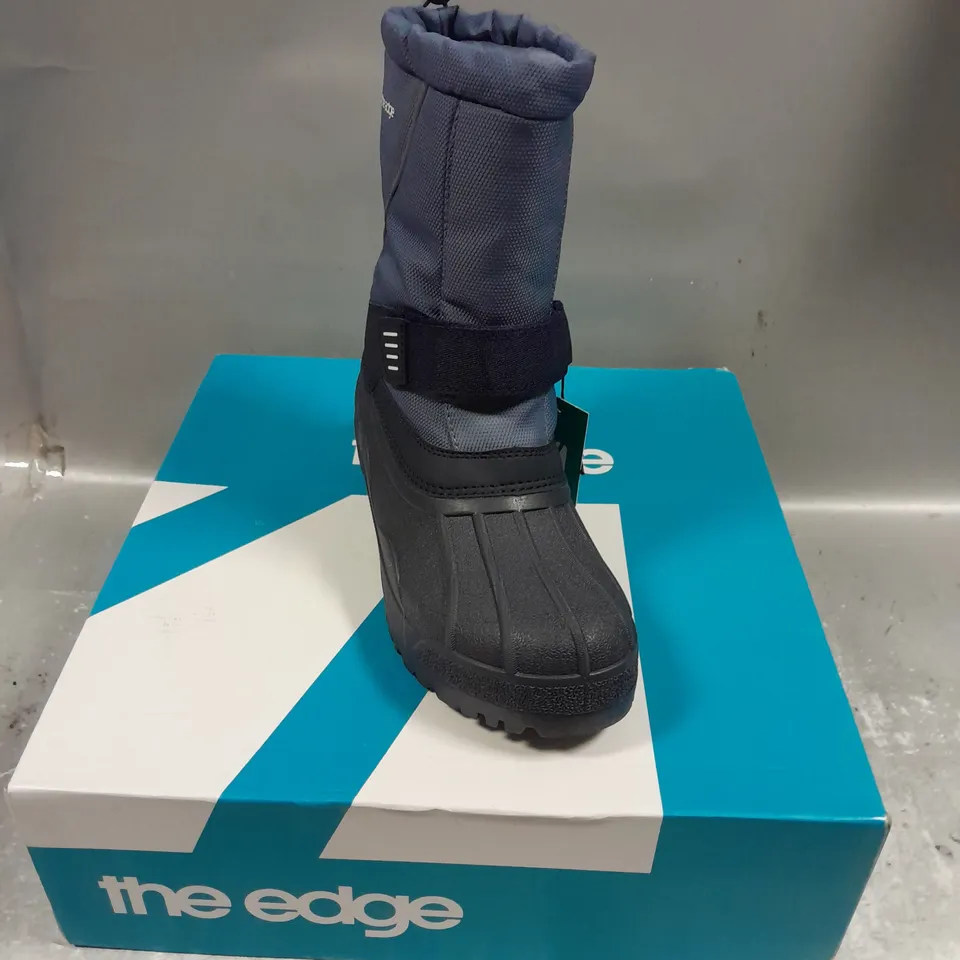 BOXED PAIR OF THE EDGE ASPEN SNOW BOOTS IN NAVY SIZE UK 6