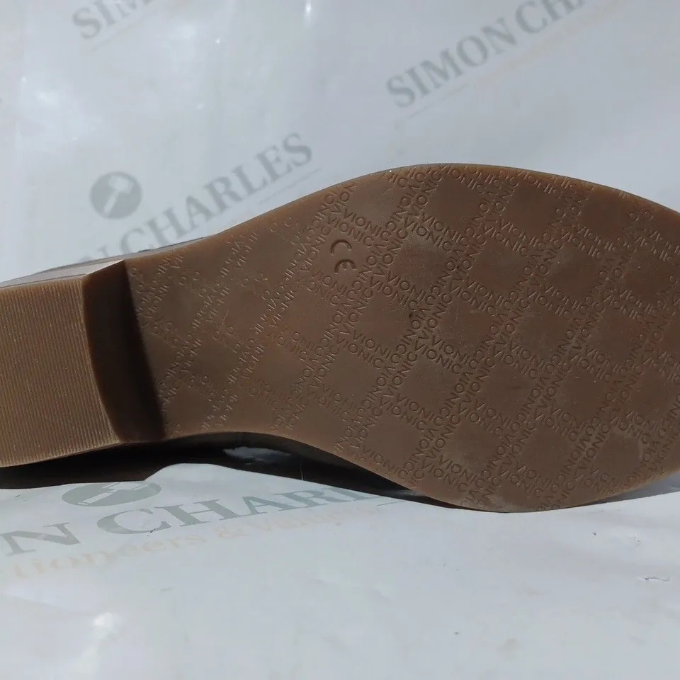 BOXED PAIR OF VIONIC ORTHOTIC MILLIE ANKLE BOOT W/ FMT TECHNOLOGY SIZE 7