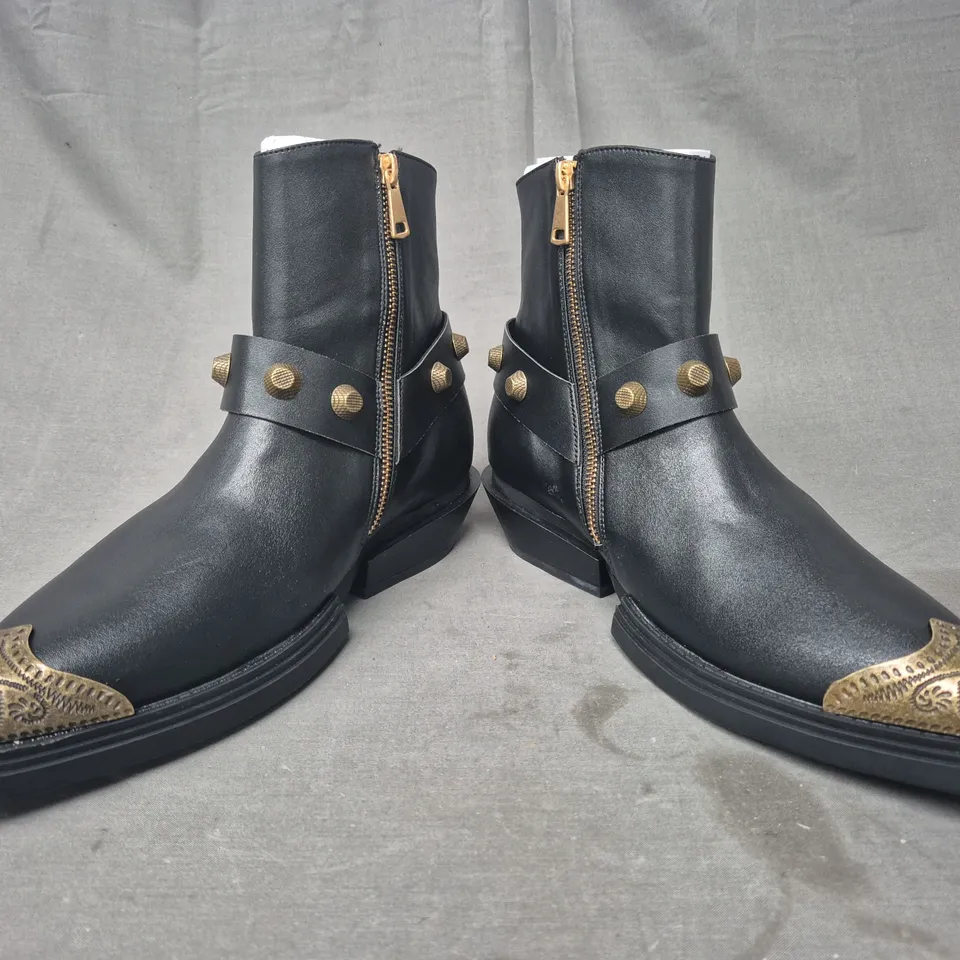 BOXED PAIR OF KOI SOULRENDER MEN'S HARDWARE COWBOY BOOTS IN BLACK/ANTIQUE BRONZE UK SIZE 7