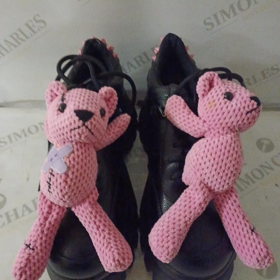 BOXED PAIR OF KOIS WOMEN'S THE GLOOMYBEAR VILUN TRAINERS SIZE 6