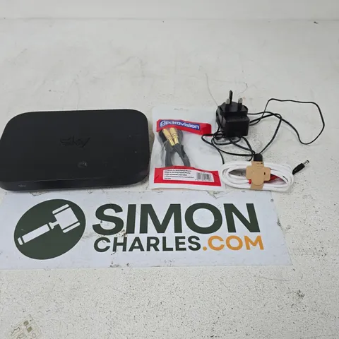 APPROXIMATELY 10 ASSORTED ELECTRICAL PRODUCTS TO INCLUDE PLUGS, WIFI HUBS AND CABLES