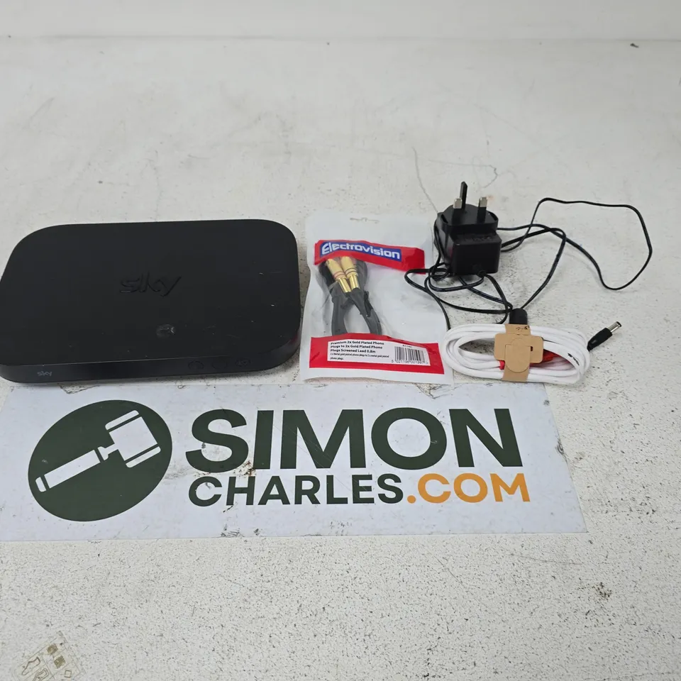 APPROXIMATELY 10 ASSORTED ELECTRICAL PRODUCTS TO INCLUDE PLUGS, WIFI HUBS AND CABLES