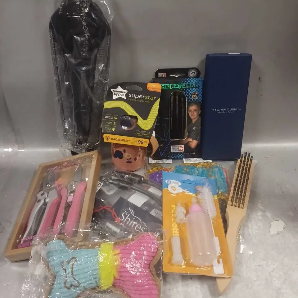 APPROXIMATELY 12 ASSORTED HOUSEHOLD ITEMS TO INCLUDE - TOMMEE TIPPEE THE SUPERSTAR TRAINING SIPPEE CUP - PETAL POWER GARDEN TOOLS - NATHAN RAFFERTY THE NATURAL DARTS SET - ETC