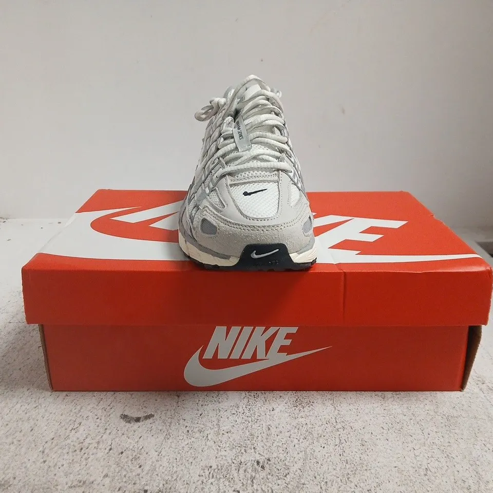 BOXED PAIR OF NIKE P-6000 TRAINERS IN LIGHT GREY SIZE UK 7