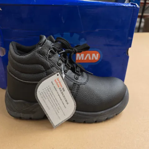 PAIR OF PROMAN CHUKKA SAFETY BOOTS IN BLACK - UK 3