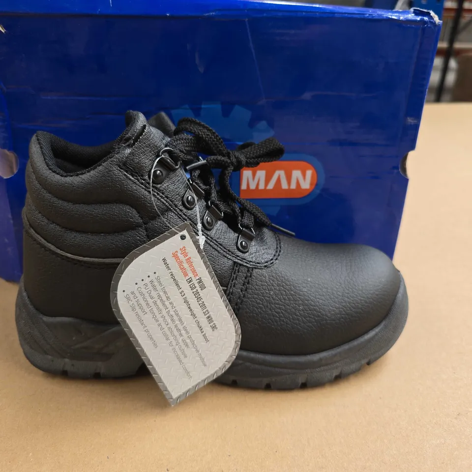 PAIR OF PROMAN CHUKKA SAFETY BOOTS IN BLACK - UK 3