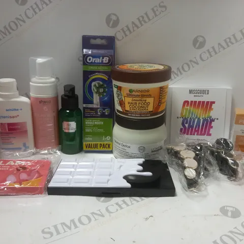 BOX OF APPROX 12 ASSORTED BEAUTY PRODUCTS TO INCLUDE BPERFECT TANNING MOUSSE, THE BODY SHOP YOUTH LIQUID PEEL, L'OREAL METAL DETOX HAIR MASK, ETC