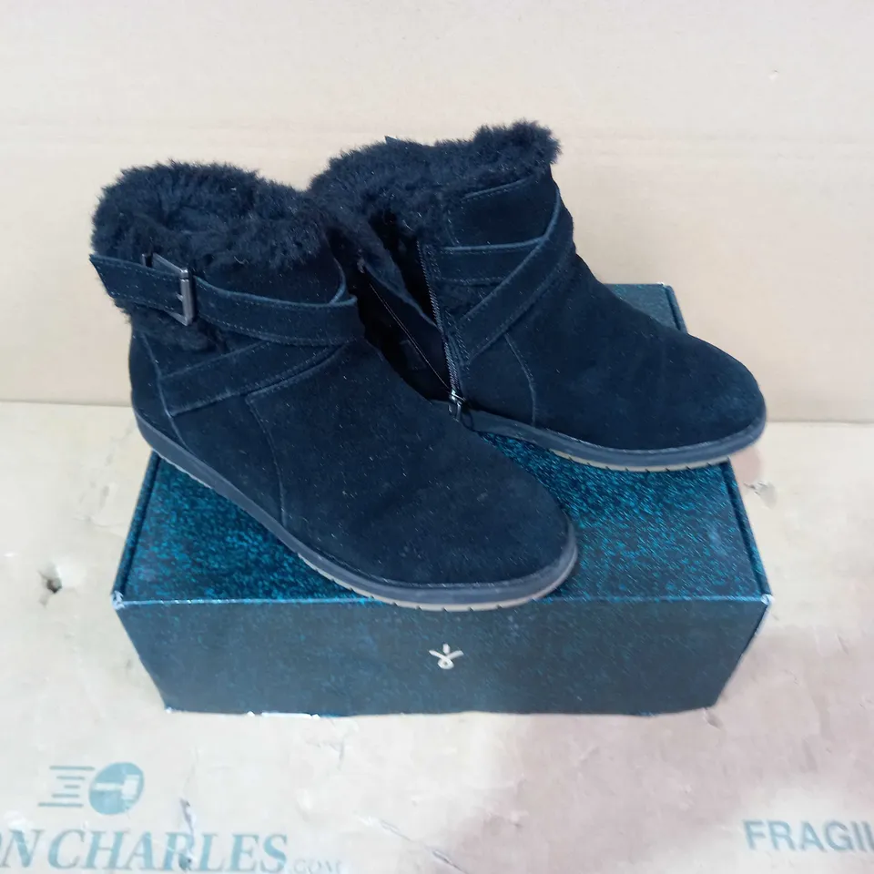 BOXED PAIR OF EMU AUSTRALIA - SIZE 7