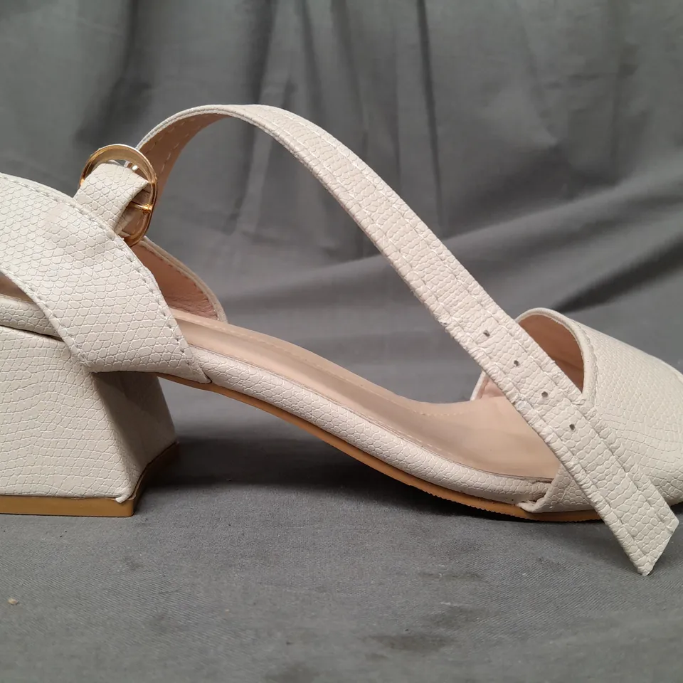 BOXED PAIR OF DESIGNER OPEN TOE BLOCK HEEL SANDALS IN BEIGE EU SIZE 37