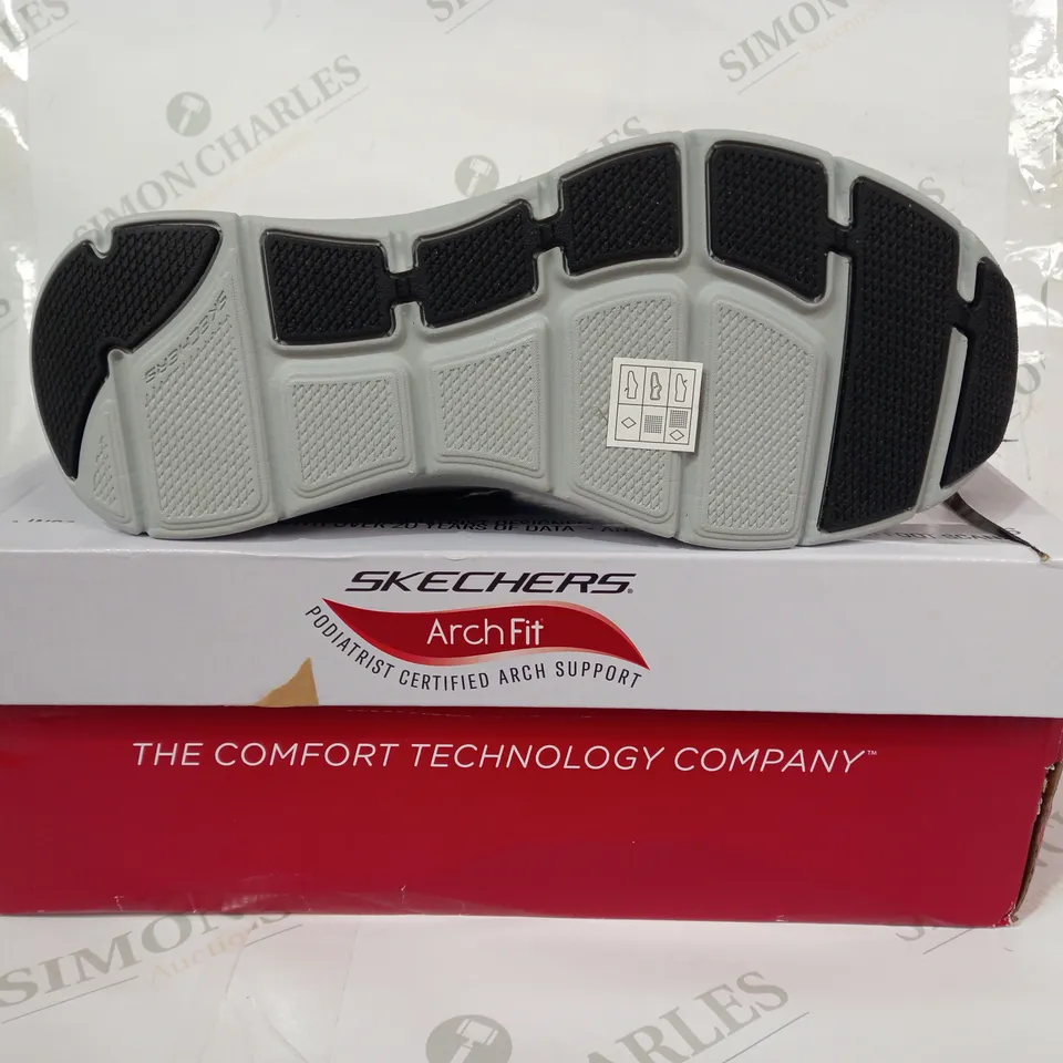 BOXED PAIR OF SKECHERS ARCH FIT SHOES IN NAVY UK SIZE 8