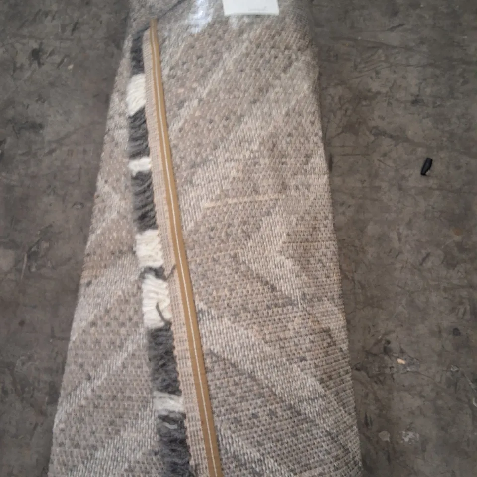 ROLLED GREY AND WHITE SHAGGY PATTERNED RUG - APPROXIMATELY 230CM X UNSPECIFIED 